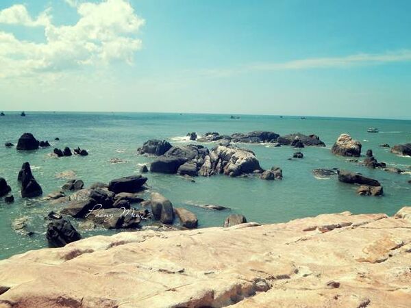 Nơi ấy, chỉ c&oacute; &ldquo;biển một b&ecirc;n v&agrave; em một b&ecirc;n&rdquo;, đẹp diệu kỳ&hellip; Hơn nữa, để chuyến đi th&ecirc;m &yacute; nghĩa, h&atilde;y c&oacute; một h&agrave;nh tr&igrave;nh thật xanh bạn nh&eacute;, đừng để lại g&igrave; ngo&agrave;i những dấu ch&acirc;n v&agrave; thật nhiều bức ảnh.